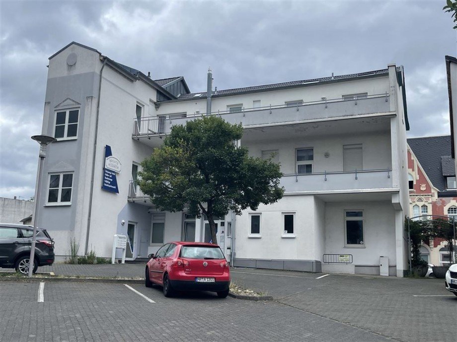 Stellpl�tze hinter dem Haus Praxis Neuwied