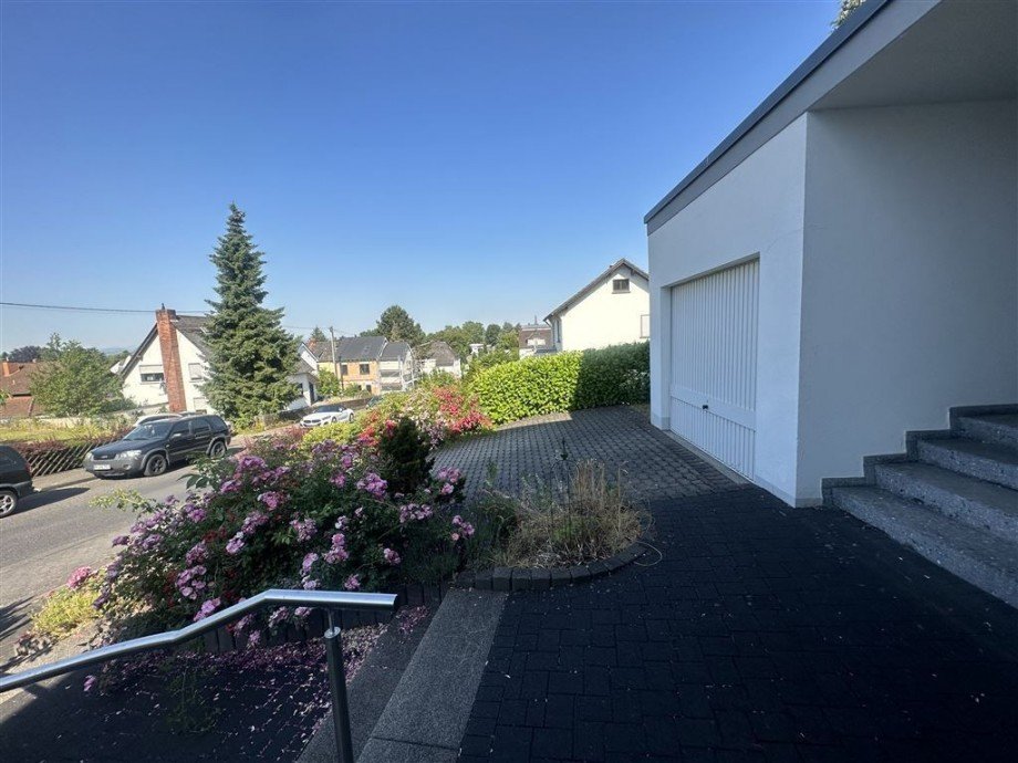 Vor dem Eingang Einfamilienhaus Bendorf , Rhein