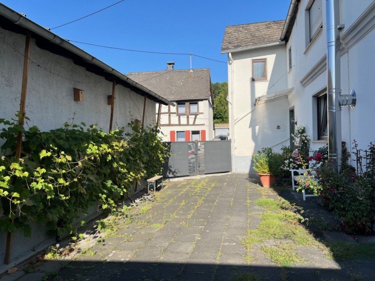 Innenhof Neuwied / Feldkirchen Zweifamilienhaus *** Viel Platz f�r Ihre Leidenschaft - Wohnen mit Werkstatt, Scheune und Rheinblick ***