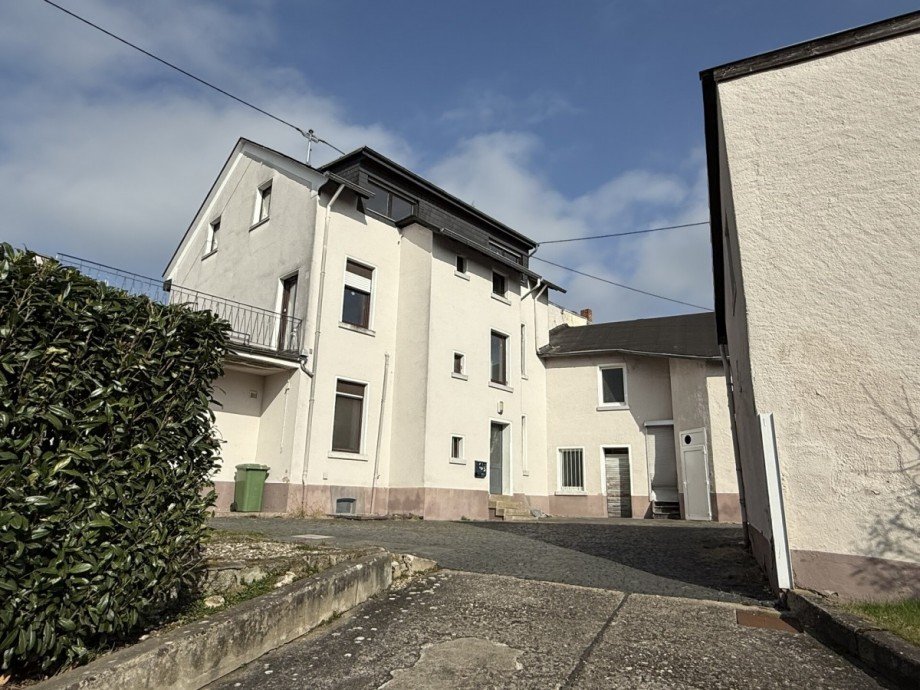 Einfahrt mit Stellpl�tzen Haus Neuwied / Feldkirchen