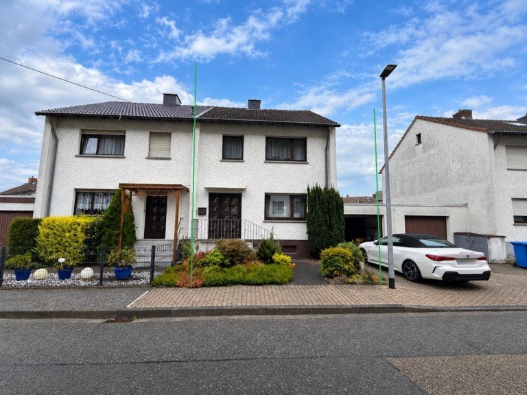 Vorderansicht Neuwied-Segendorf Doppelhaush�lfte *** Wohnen mit gro�z�gigem Garten - viel Potenzial f�r die kleine Familie ***
