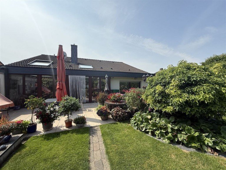 Blick zur Terrasse Neuwied Einfamilienhaus *** Stilvoller Bungalow mitGartenidylle in Toplage *** bereits verkauft**
